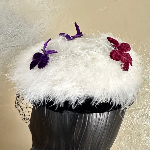PRECIOUS 1950s\' WHITE FEATHER TAM - BLACK VELVET EDGING & PURPLE  \